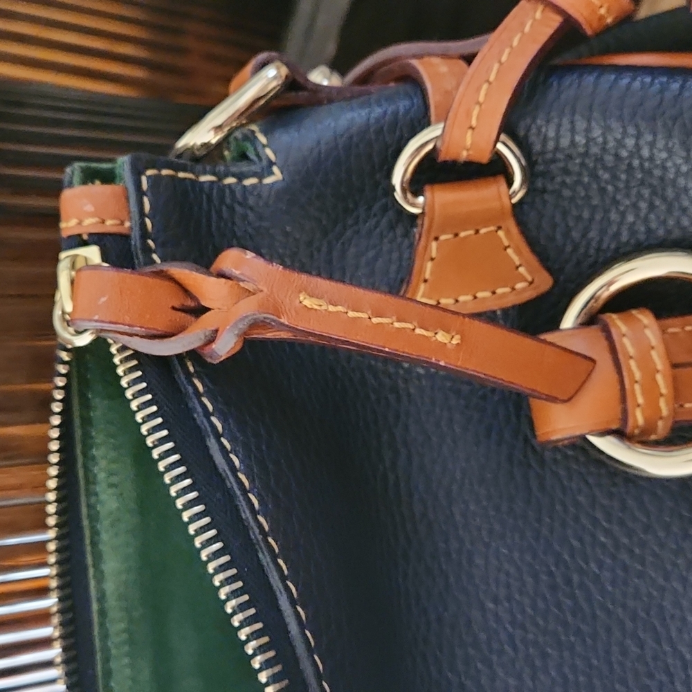 AUTHENTIC DOONEY AND BOURKE NAVY TAN PEBBLE LEATHER HANDBAG - Picture 6 of 9
